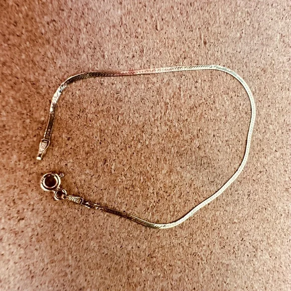 🌟14K yellow gold herringbone bracelet🌟7 inches🌟 - Picture 2 of 8